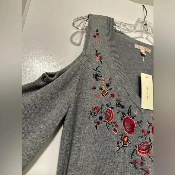 NWT Skies are blue embroidered cold shoulder sweater gray size S - Picture 3 of 8